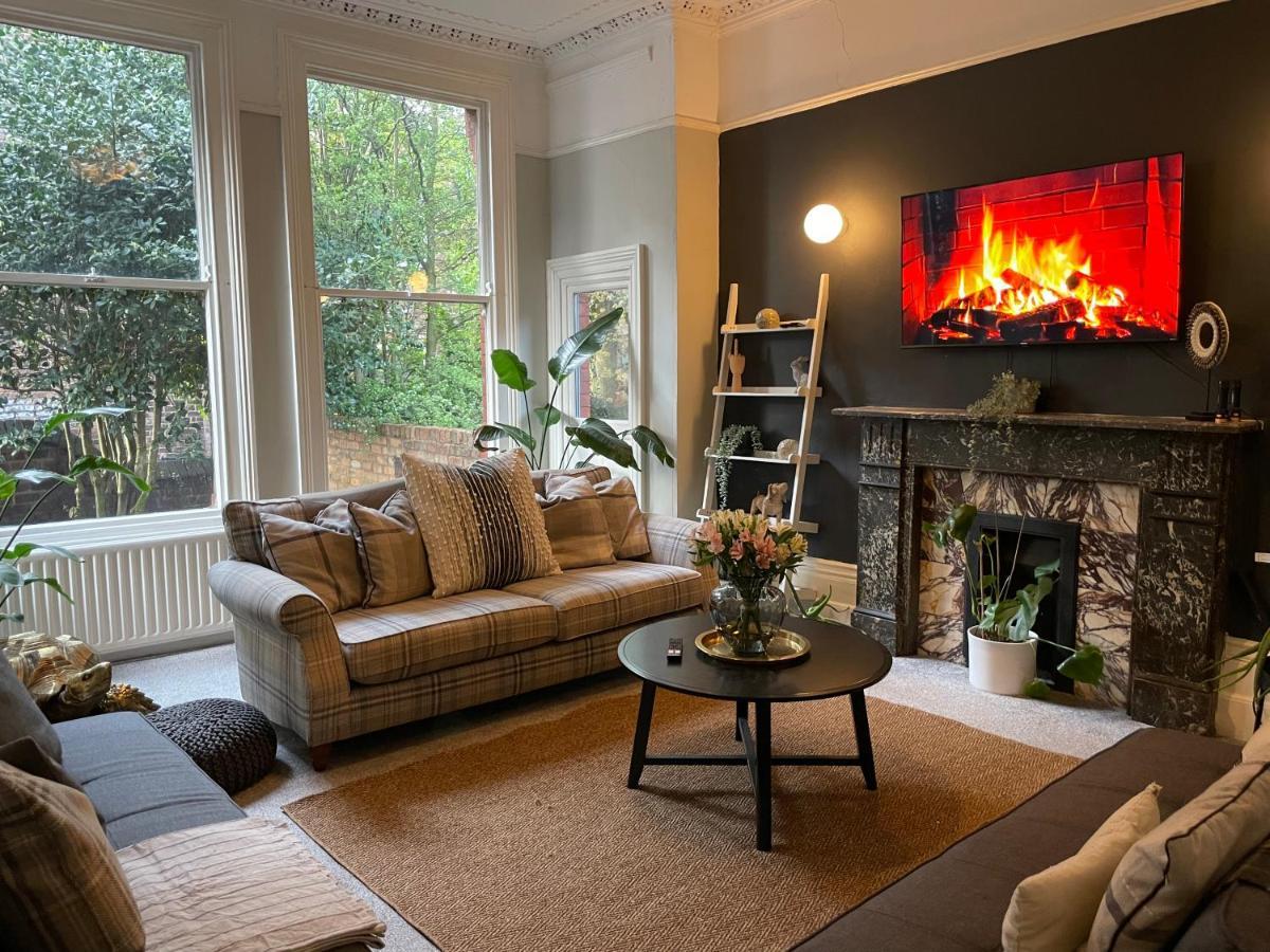 Deluxe Huge Detached House With Parking, Sleeps Up To 30 People, 2m From Centre Holiday home *