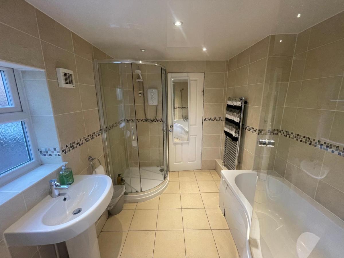 Holiday home Deluxe Huge Detached House With Parking, Sleeps Up To 30 People, 2m From Centre Liverpool