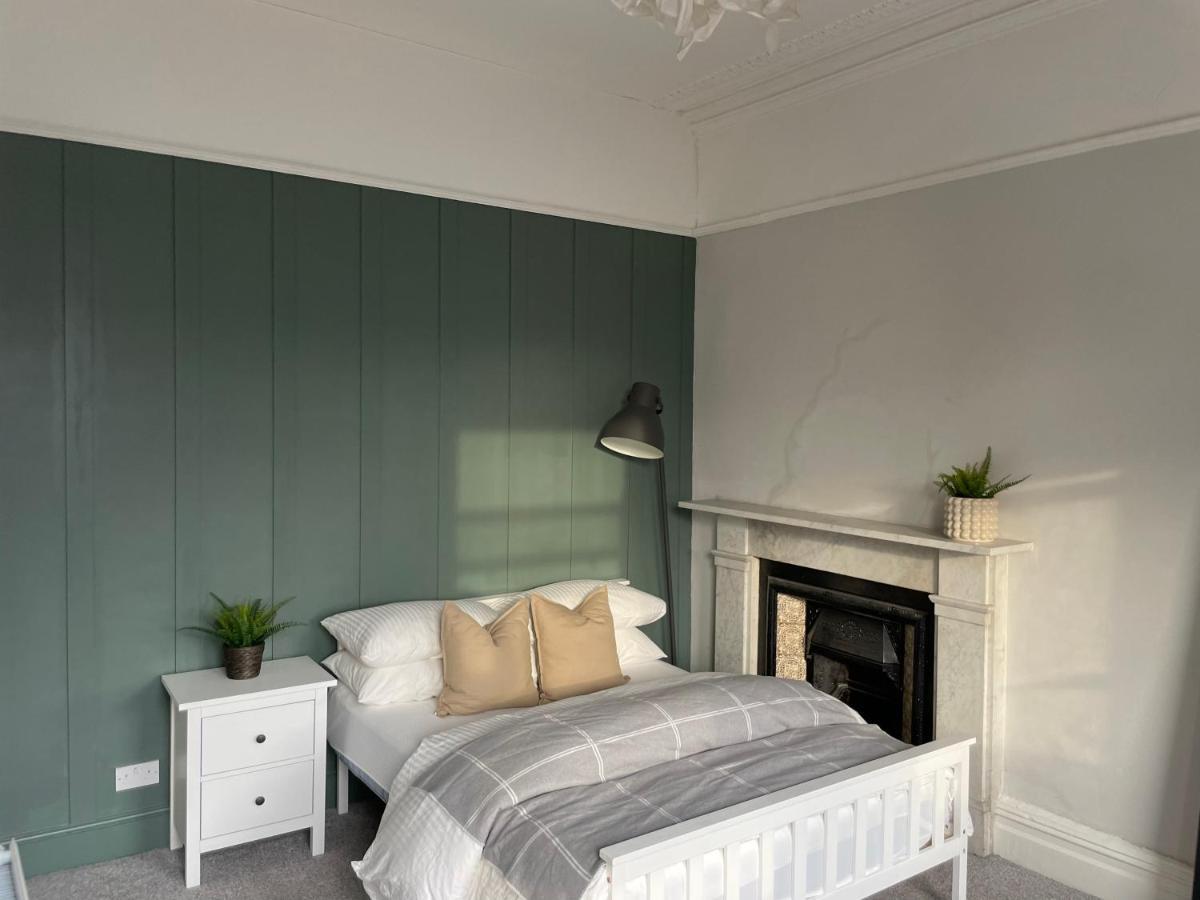 Deluxe Huge Detached House With Parking, Sleeps Up To 30 People, 2m From Centre Holiday home Liverpool