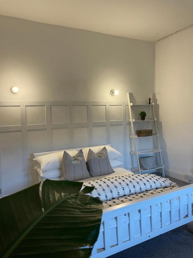 Holiday home Deluxe Huge Detached House With Parking, Sleeps Up To 30 People, 2m From Centre Liverpool