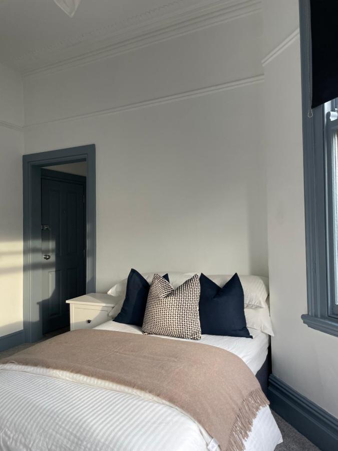 Deluxe Huge Detached House With Parking, Sleeps Up To 30 People, 2m From Centre Holiday home Liverpool