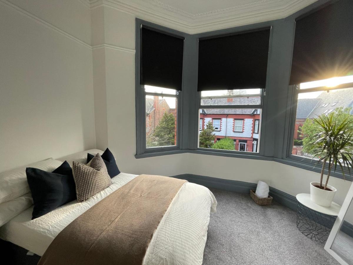 Deluxe Huge Detached House With Parking, Sleeps Up To 30 People, 2m From Centre Holiday home *