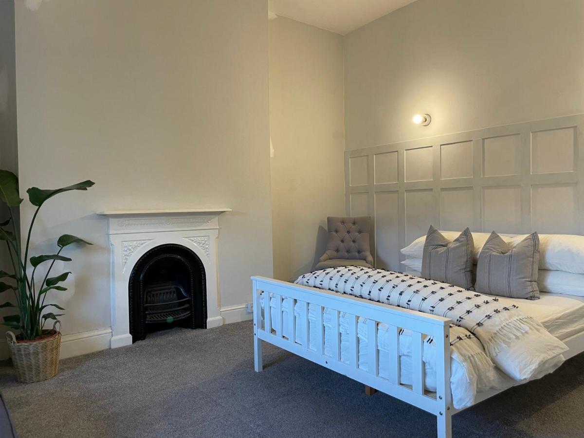 Deluxe Huge Detached House With Parking, Sleeps Up To 30 People, 2m From Centre *