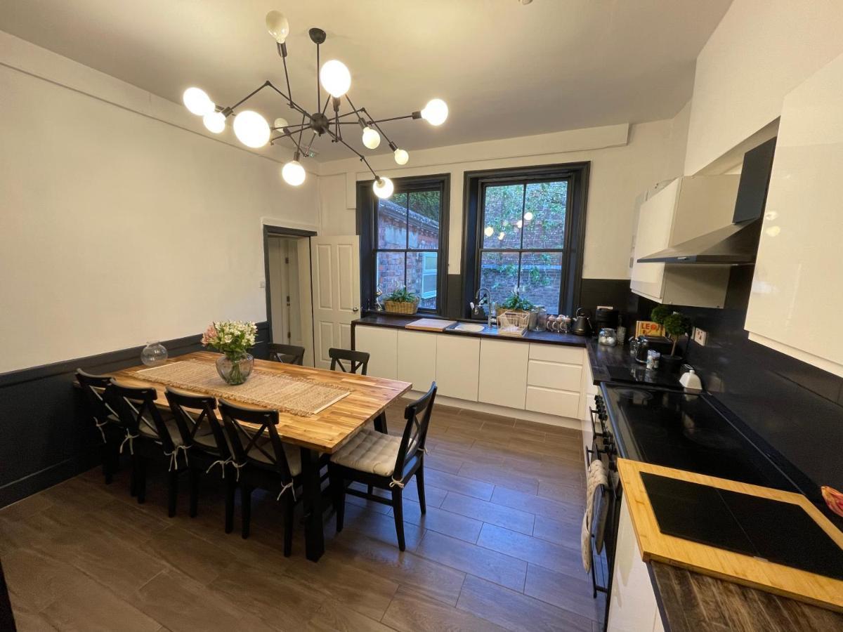 Deluxe Huge Detached House With Parking, Sleeps Up To 30 People, 2m From Centre Liverpool