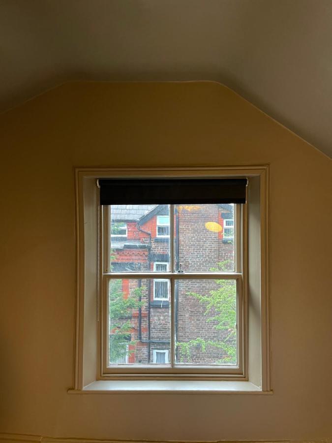 Deluxe Huge Detached House With Parking, Sleeps Up To 30 People, 2m From Centre Holiday home Liverpool