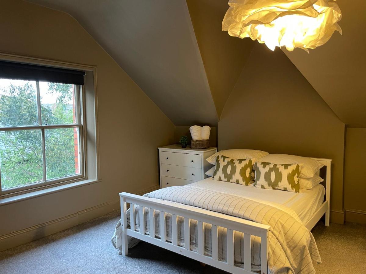Holiday home Deluxe Huge Detached House With Parking, Sleeps Up To 30 People, 2m From Centre Liverpool