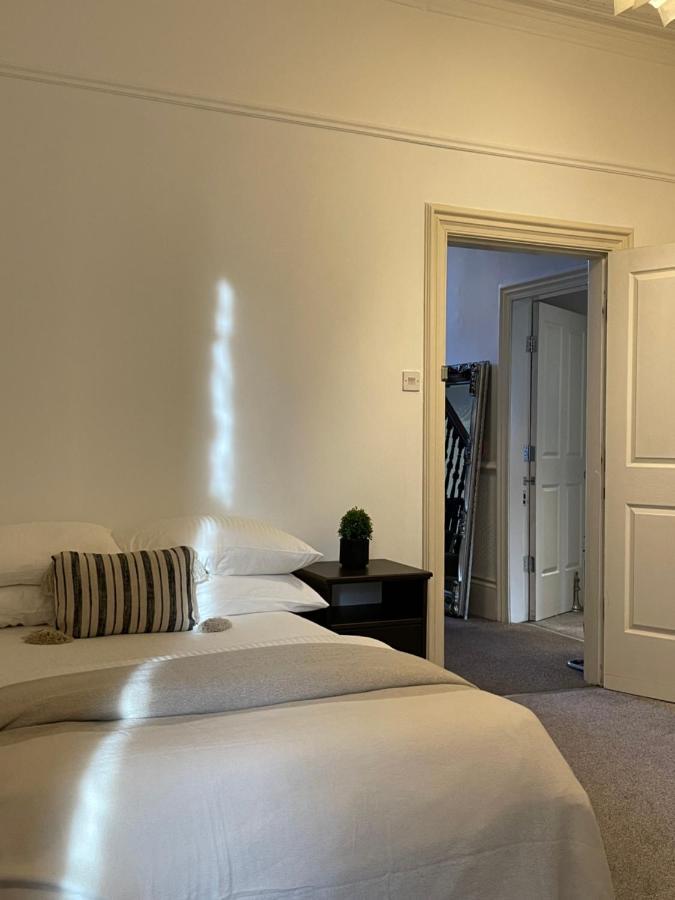 Deluxe Huge Detached House With Parking, Sleeps Up To 30 People, 2m From Centre Liverpool