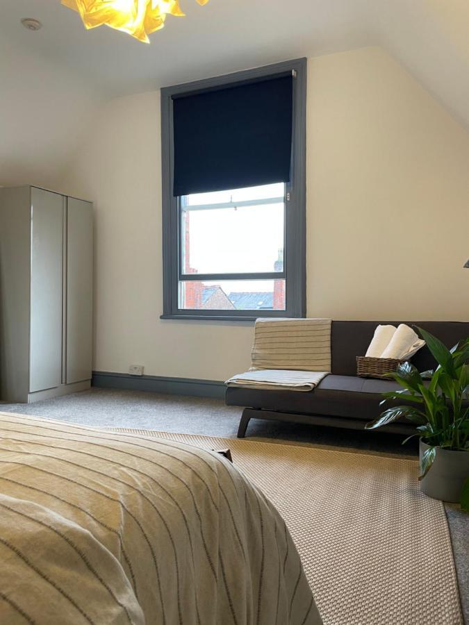 Deluxe Huge Detached House With Parking, Sleeps Up To 30 People, 2m From Centre