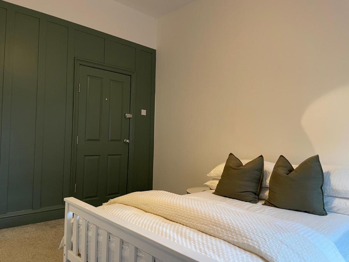 Deluxe Huge Detached House With Parking, Sleeps Up To 30 People, 2m From Centre Holiday home *