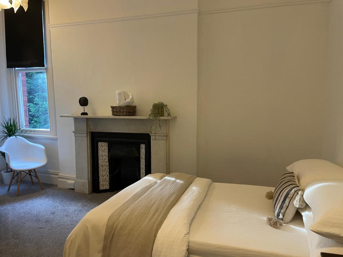 Holiday home Deluxe Huge Detached House With Parking, Sleeps Up To 30 People, 2m From Centre *