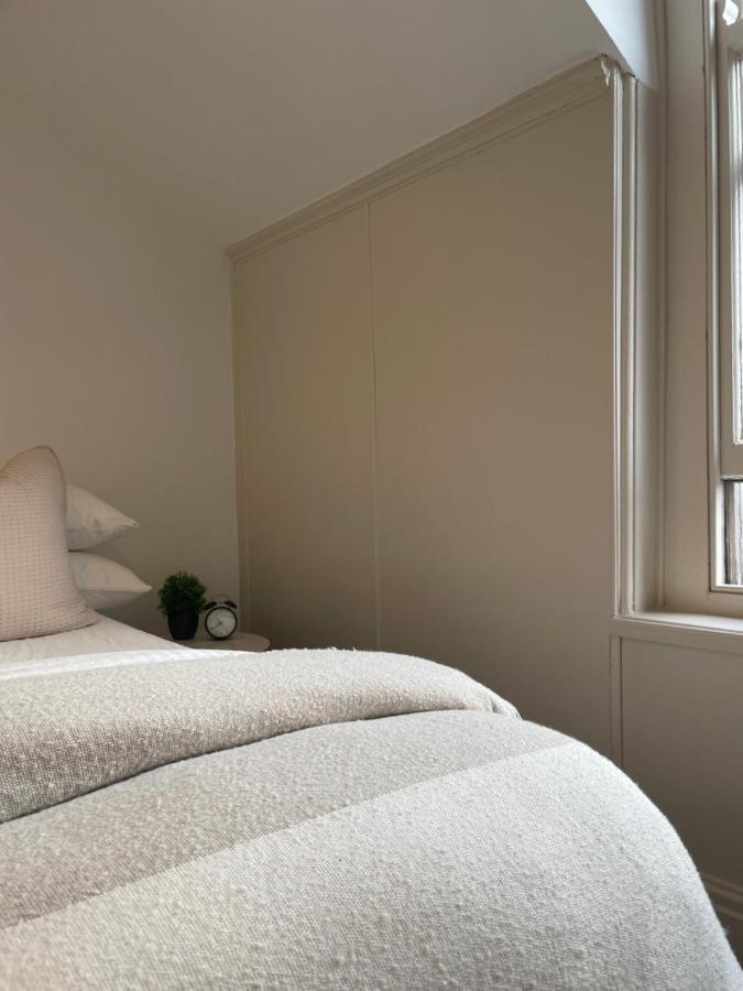 Holiday home Deluxe Huge Detached House With Parking, Sleeps Up To 30 People, 2m From Centre *