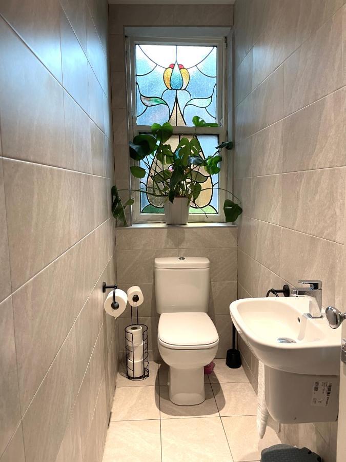 Deluxe Huge Detached House With Parking, Sleeps Up To 30 People, 2m From Centre Liverpool