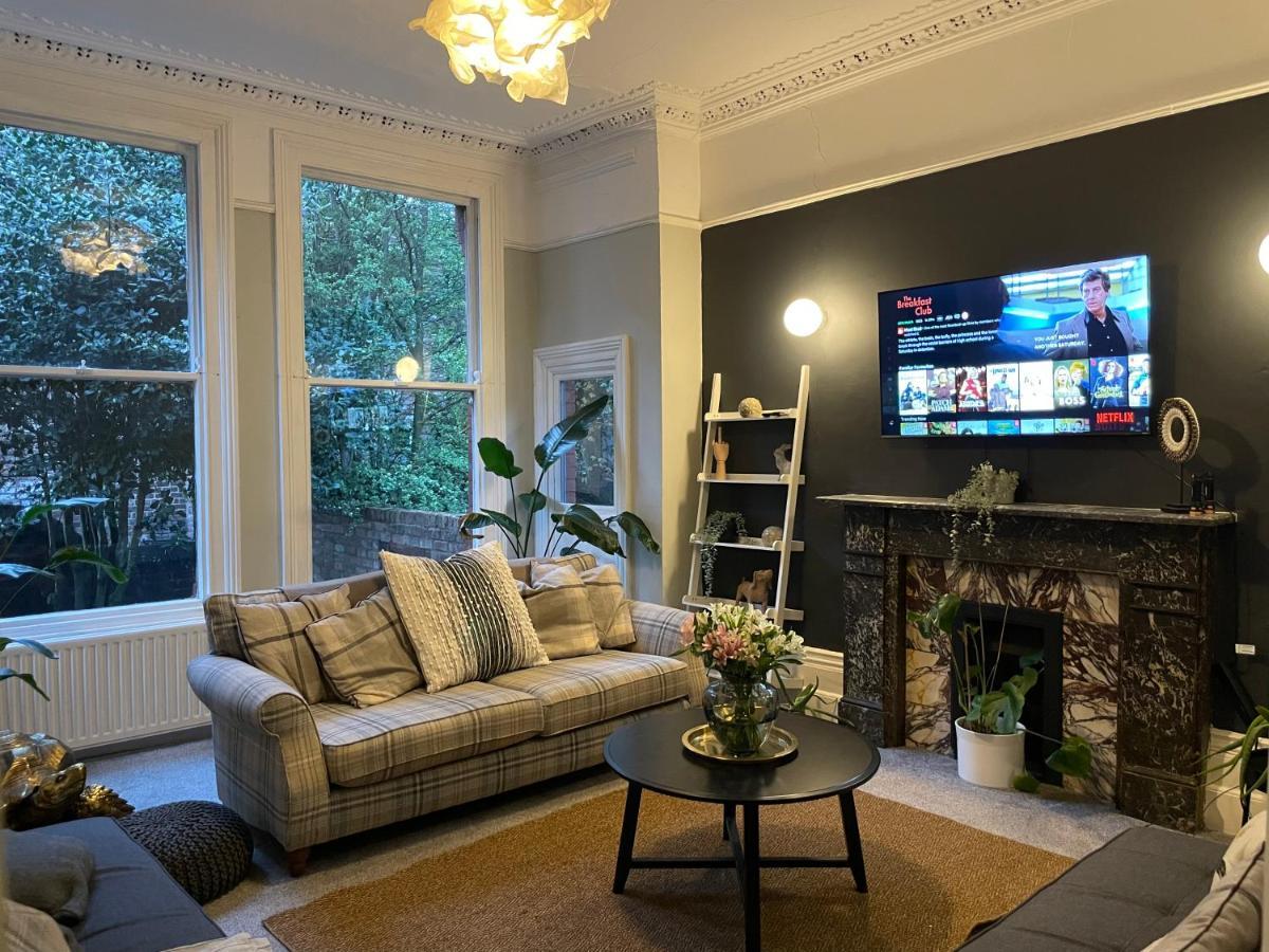 Deluxe Huge Detached House With Parking, Sleeps Up To 30 People, 2m From Centre Holiday home