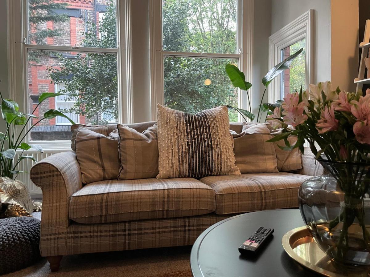 Deluxe Huge Detached House With Parking, Sleeps Up To 30 People, 2m From Centre Holiday home