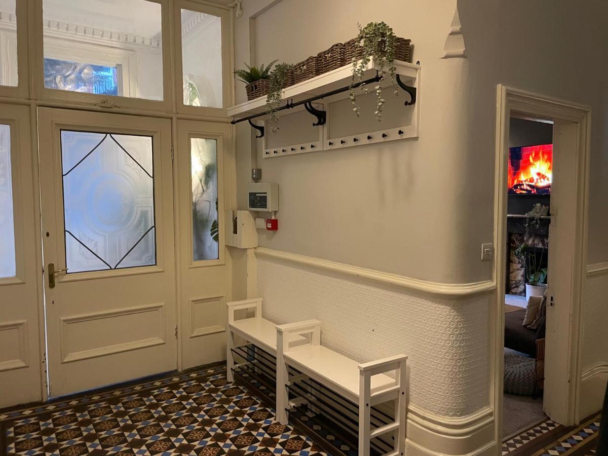 Deluxe Huge Detached House With Parking, Sleeps Up To 30 People, 2m From Centre *