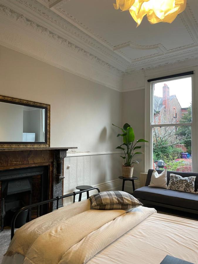 Deluxe Huge Detached House With Parking, Sleeps Up To 30 People, 2m From Centre Liverpool