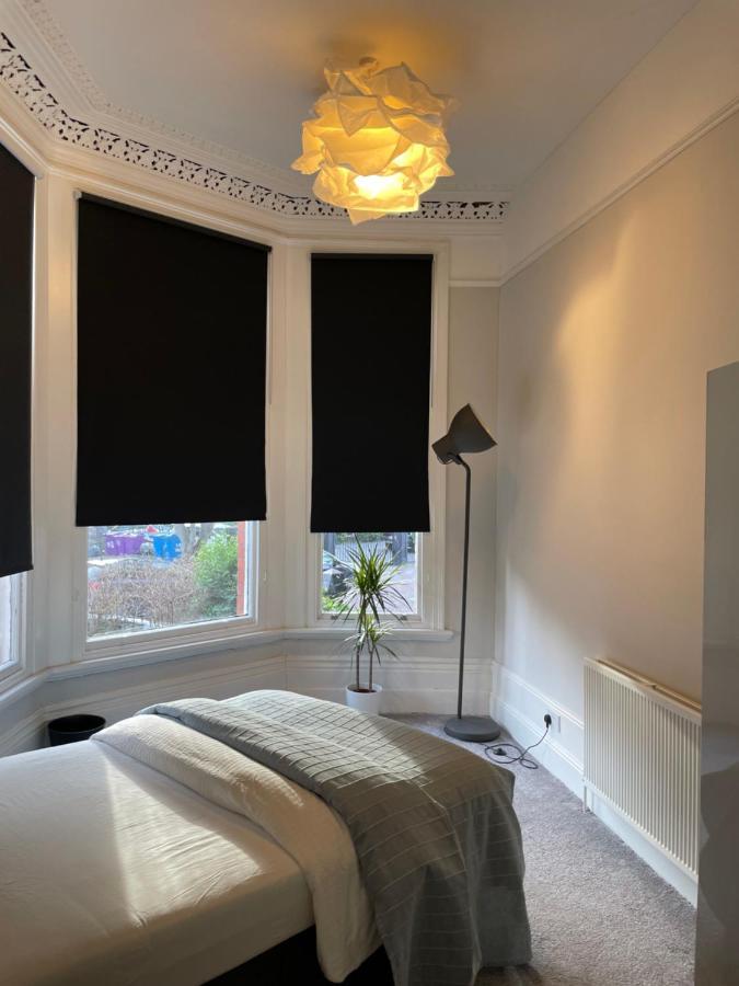 Deluxe Huge Detached House With Parking, Sleeps Up To 30 People, 2m From Centre Liverpool