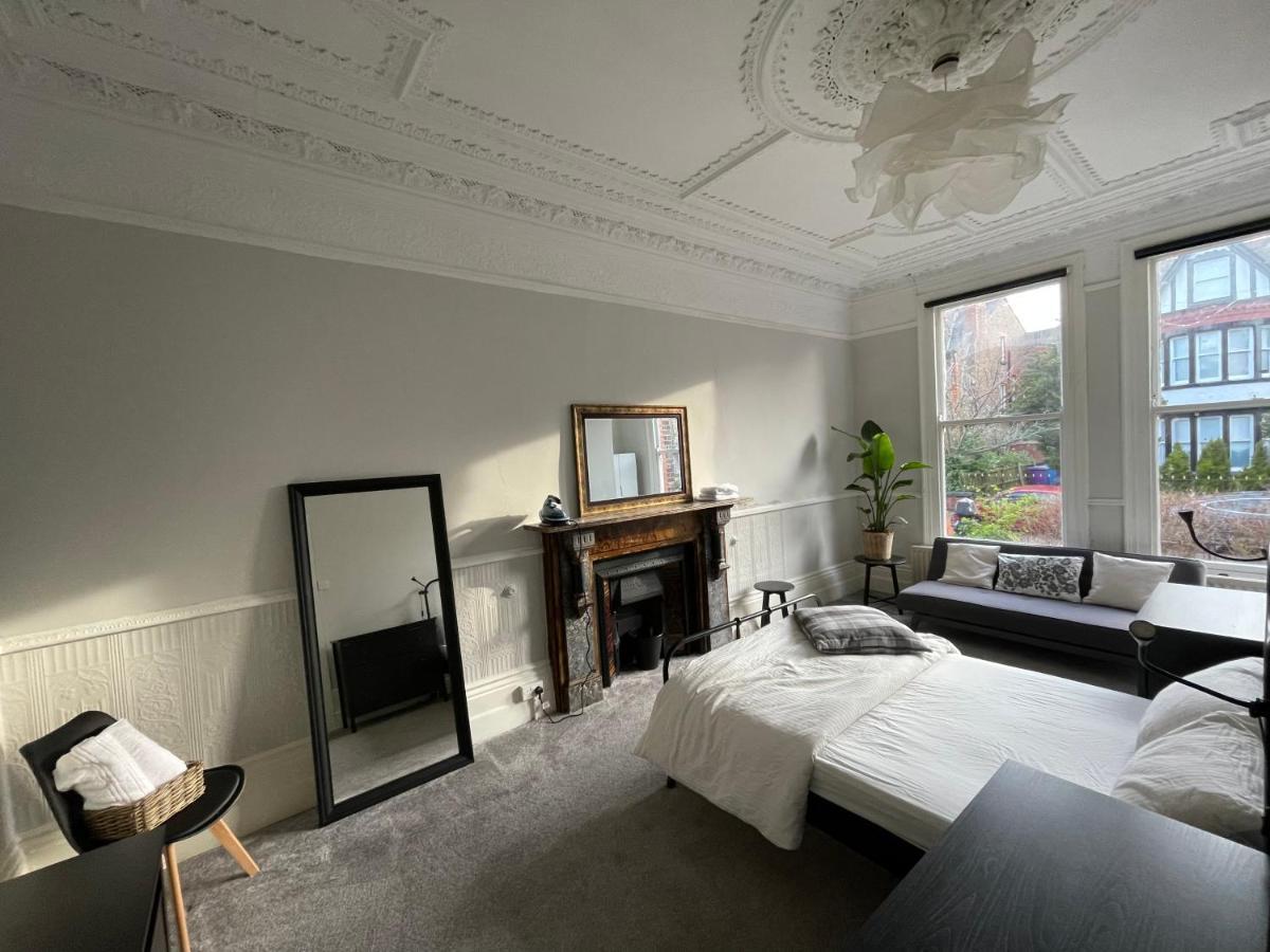 Deluxe Huge Detached House With Parking, Sleeps Up To 30 People, 2m From Centre *