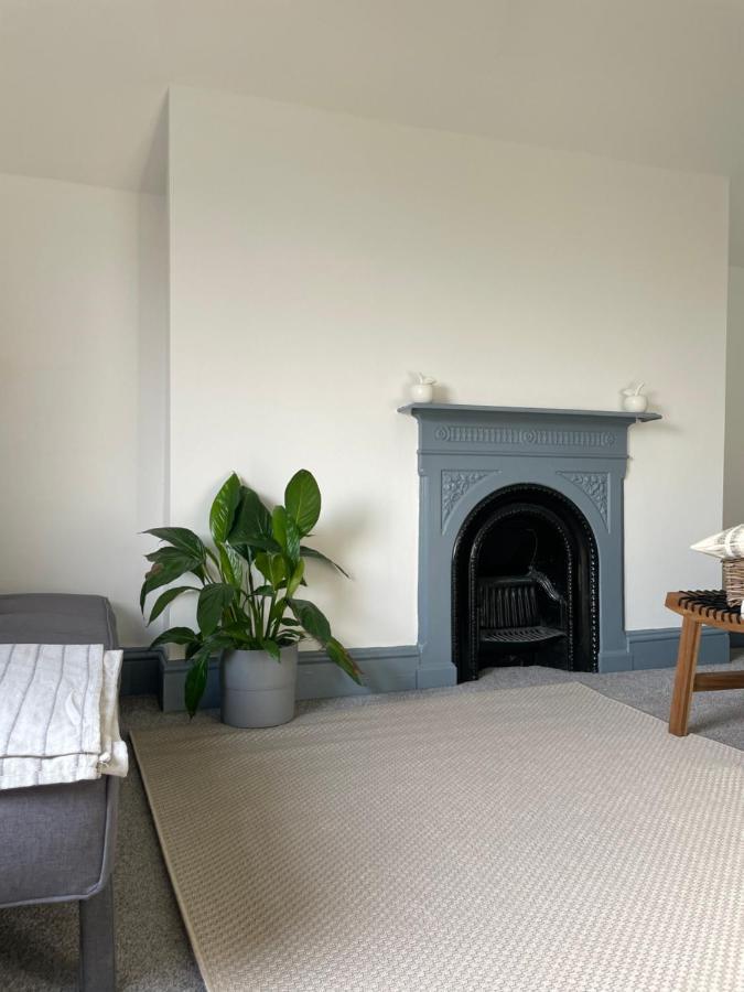 Deluxe Huge Detached House With Parking, Sleeps Up To 30 People, 2m From Centre *