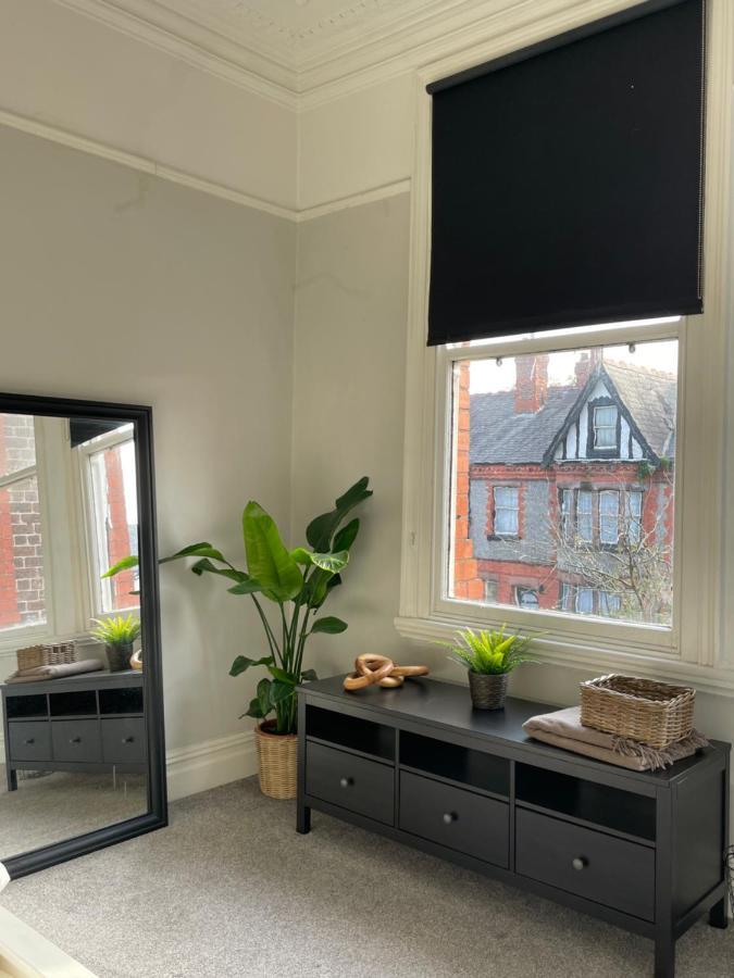 Deluxe Huge Detached House With Parking, Sleeps Up To 30 People, 2m From Centre