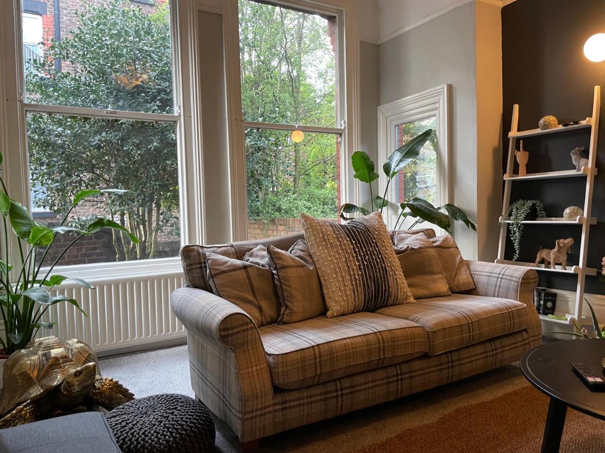 Holiday home Deluxe Huge Detached House With Parking, Sleeps Up To 30 People, 2m From Centre Liverpool