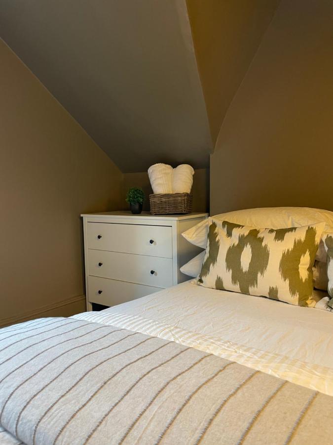 Deluxe Huge Detached House With Parking, Sleeps Up To 30 People, 2m From Centre Holiday home *