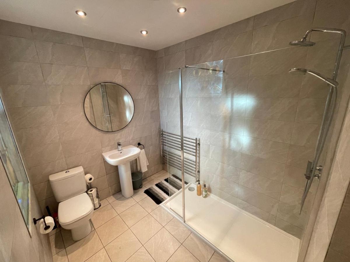 Deluxe Huge Detached House With Parking, Sleeps Up To 30 People, 2m From Centre *
