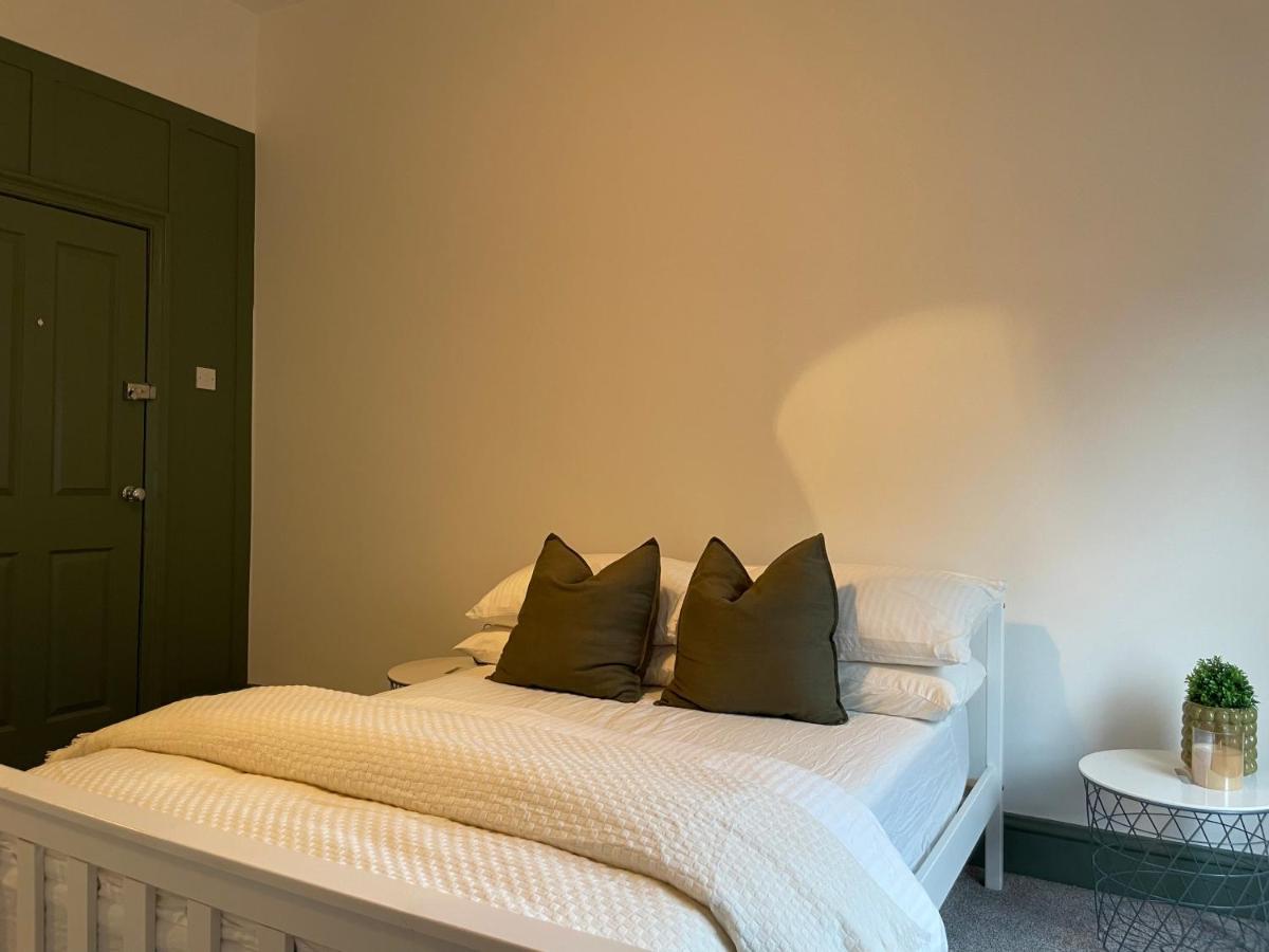 Deluxe Huge Detached House With Parking, Sleeps Up To 30 People, 2m From Centre