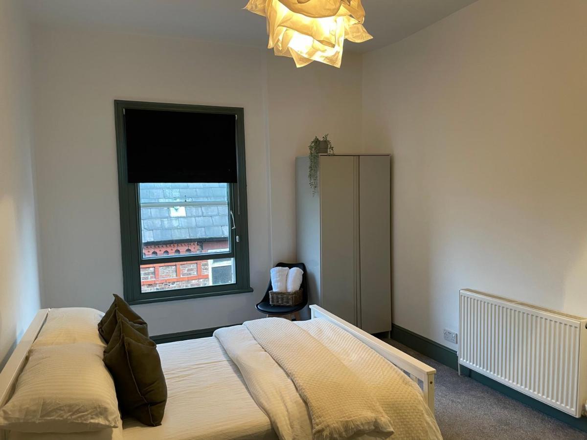 Deluxe Huge Detached House With Parking, Sleeps Up To 30 People, 2m From Centre Holiday home Liverpool