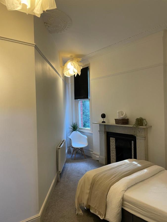Deluxe Huge Detached House With Parking, Sleeps Up To 30 People, 2m From Centre