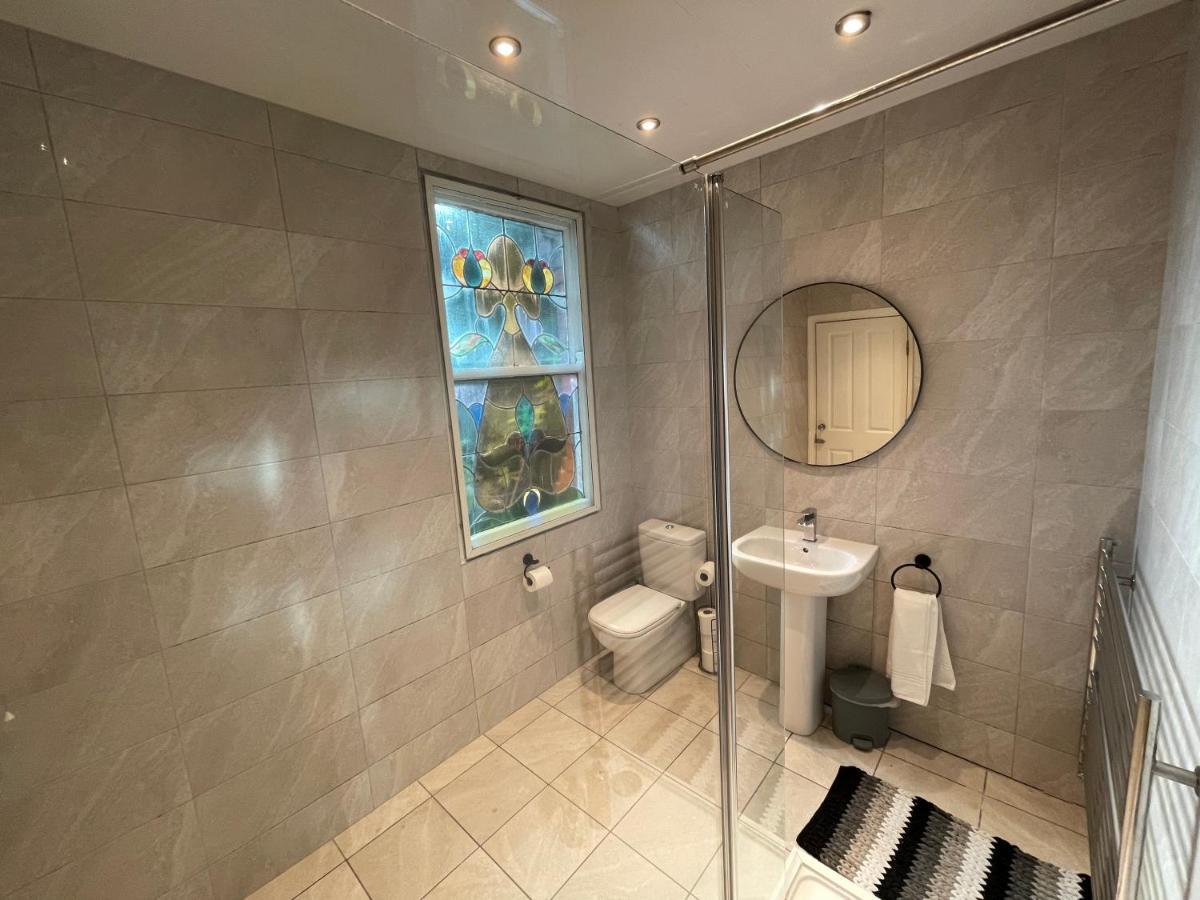 Holiday home Deluxe Huge Detached House With Parking, Sleeps Up To 30 People, 2m From Centre *
