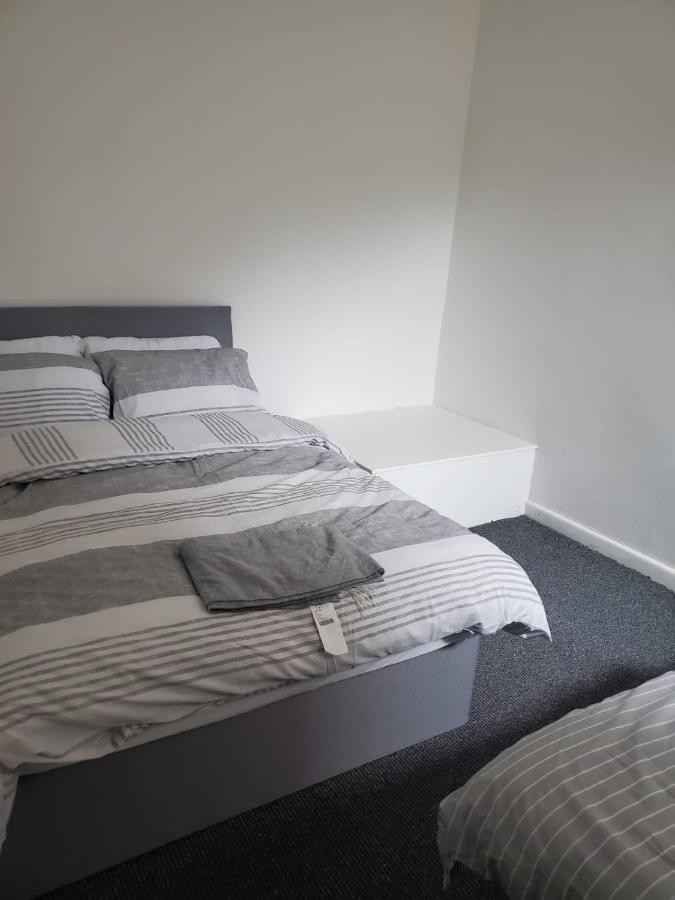 Blessington Road & Lockinn Bar & Restaurant Hostel