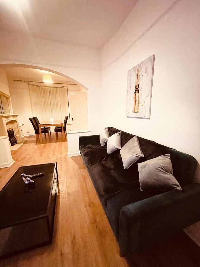 Cute Spacious 2 Bedroom House, Sleeps 8, Free Street Parking, Easy Access Lock Box Entry, 2 Minute Drive From City Centre * Liverpool