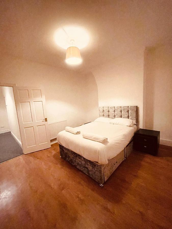 Cute Spacious 2 Bedroom House, Sleeps 8, Free Street Parking, Easy Access Lock Box Entry, 2 Minute Drive From City Centre Holiday home Liverpool