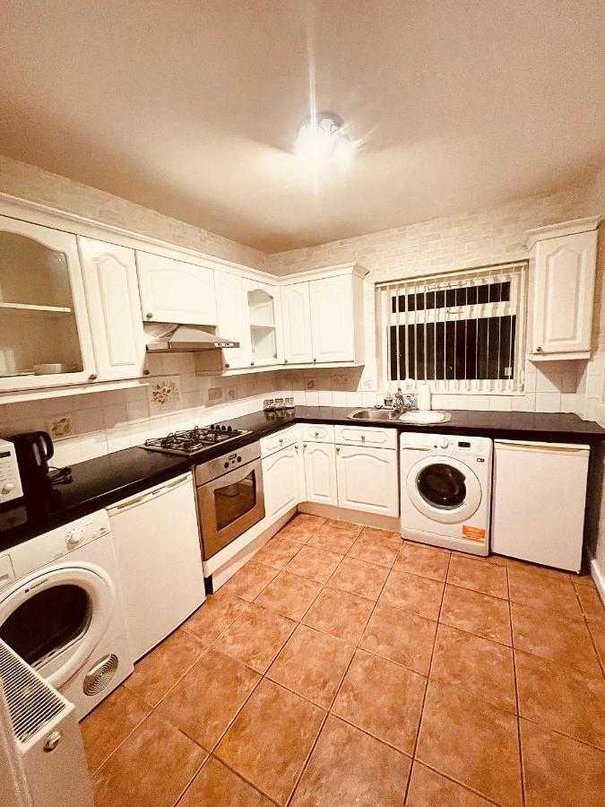 Cute Spacious 2 Bedroom House, Sleeps 8, Free Street Parking, Easy Access Lock Box Entry, 2 Minute Drive From City Centre *