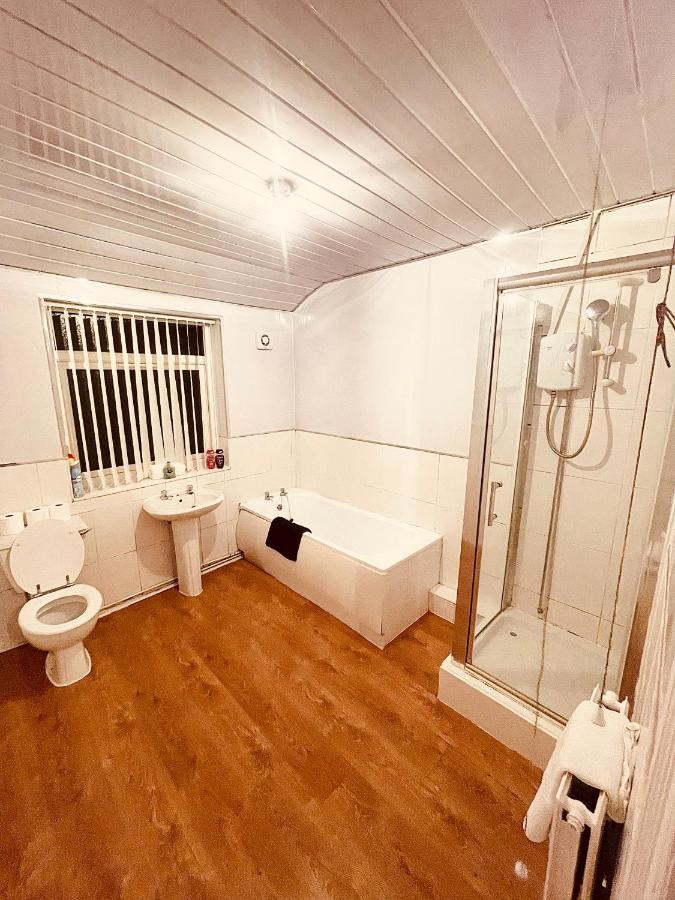 Holiday home Cute Spacious 2 Bedroom House, Sleeps 8, Free Street Parking, Easy Access Lock Box Entry, 2 Minute Drive From City Centre Liverpool