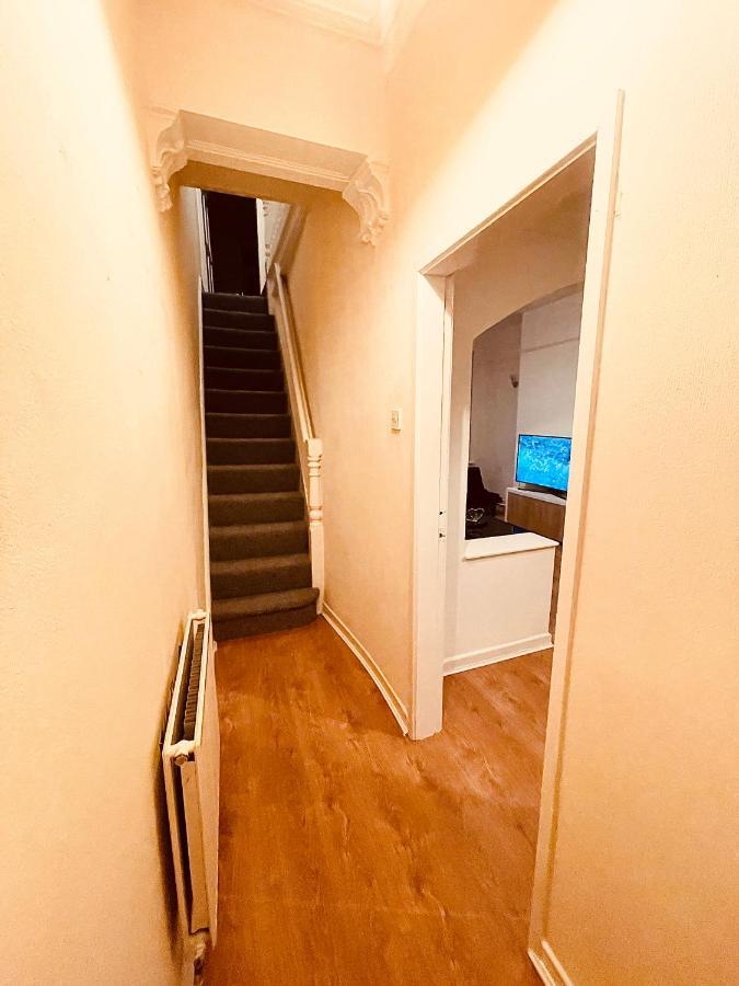 Cute Spacious 2 Bedroom House, Sleeps 8, Free Street Parking, Easy Access Lock Box Entry, 2 Minute Drive From City Centre Holiday home *