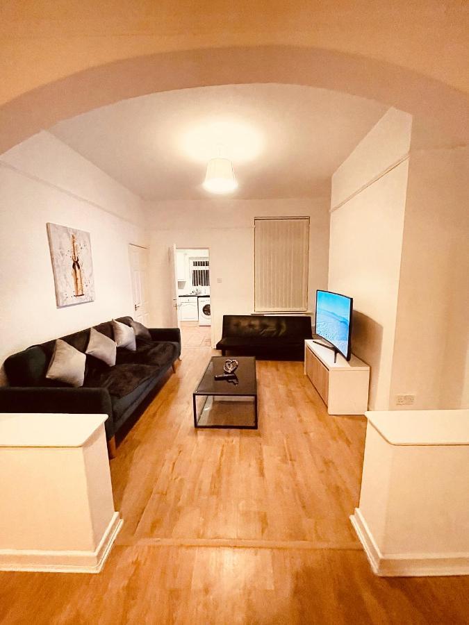 Cute Spacious 2 Bedroom House, Sleeps 8, Free Street Parking, Easy Access Lock Box Entry, 2 Minute Drive From City Centre