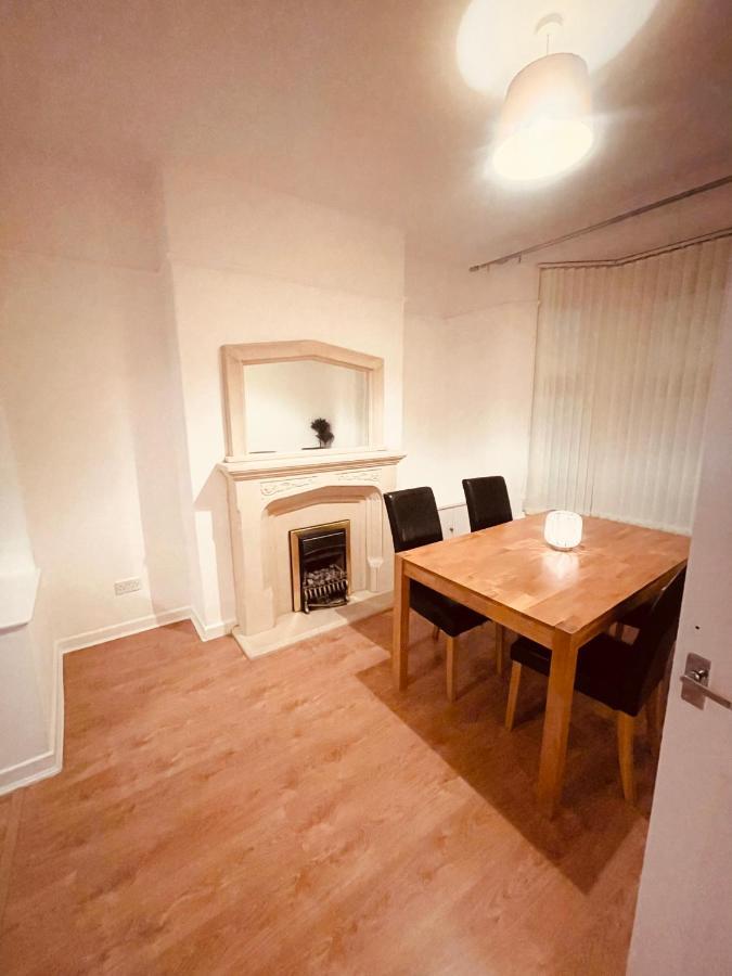 Cute Spacious 2 Bedroom House, Sleeps 8, Free Street Parking, Easy Access Lock Box Entry, 2 Minute Drive From City Centre
