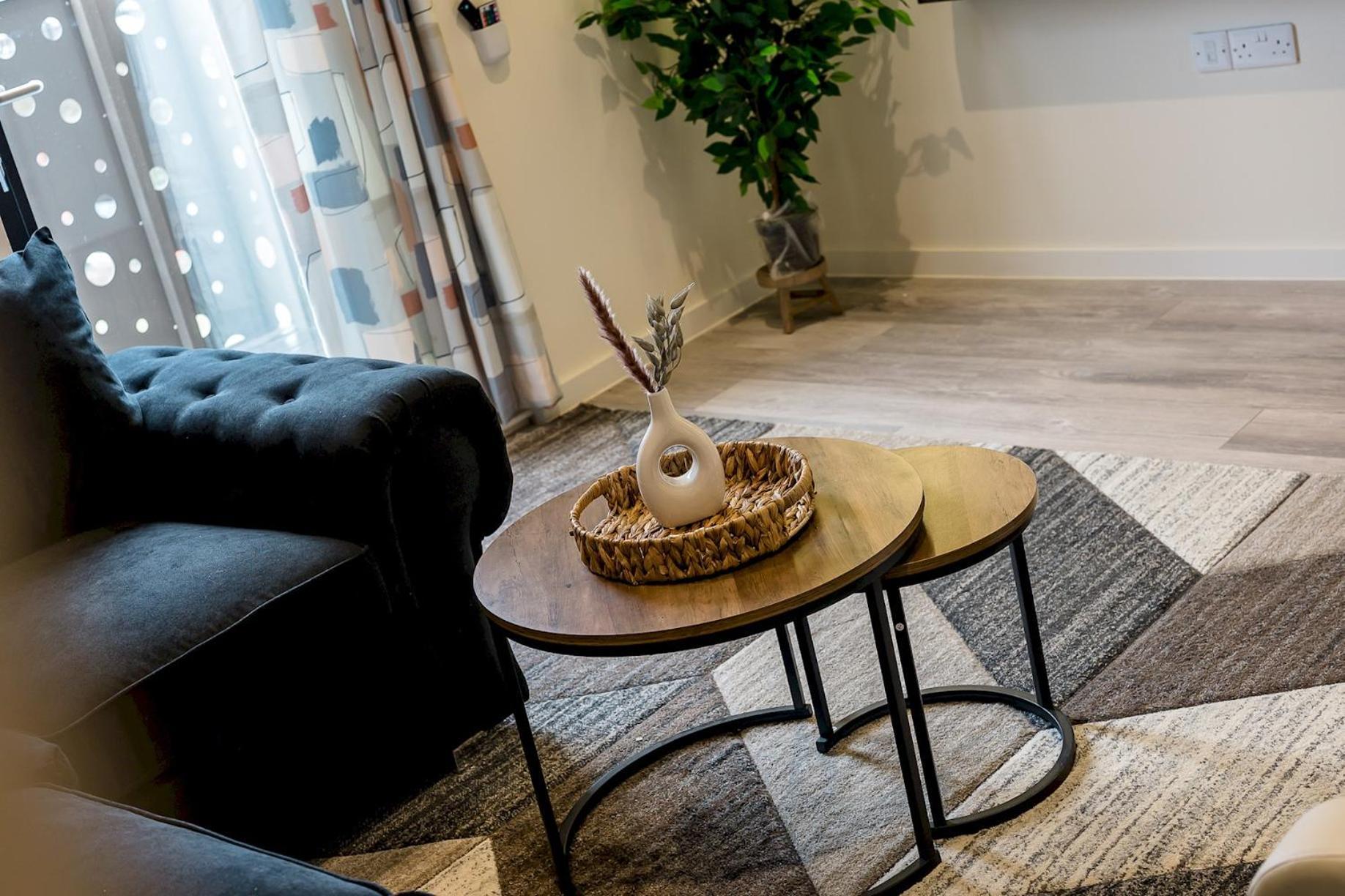 The Salmon - 6 Westminster Park Apartment