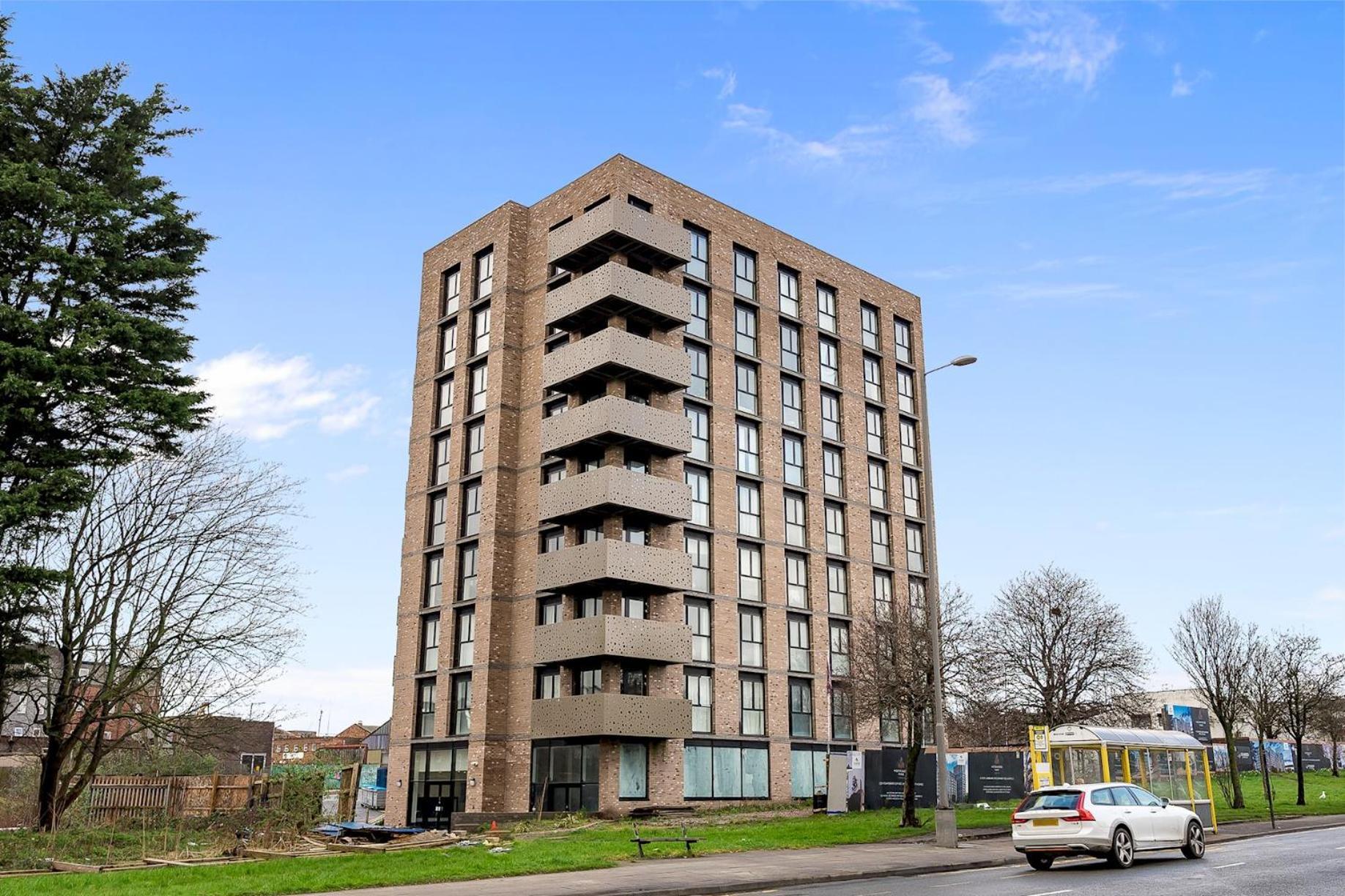 The Salmon - 6 Westminster Park Apartment