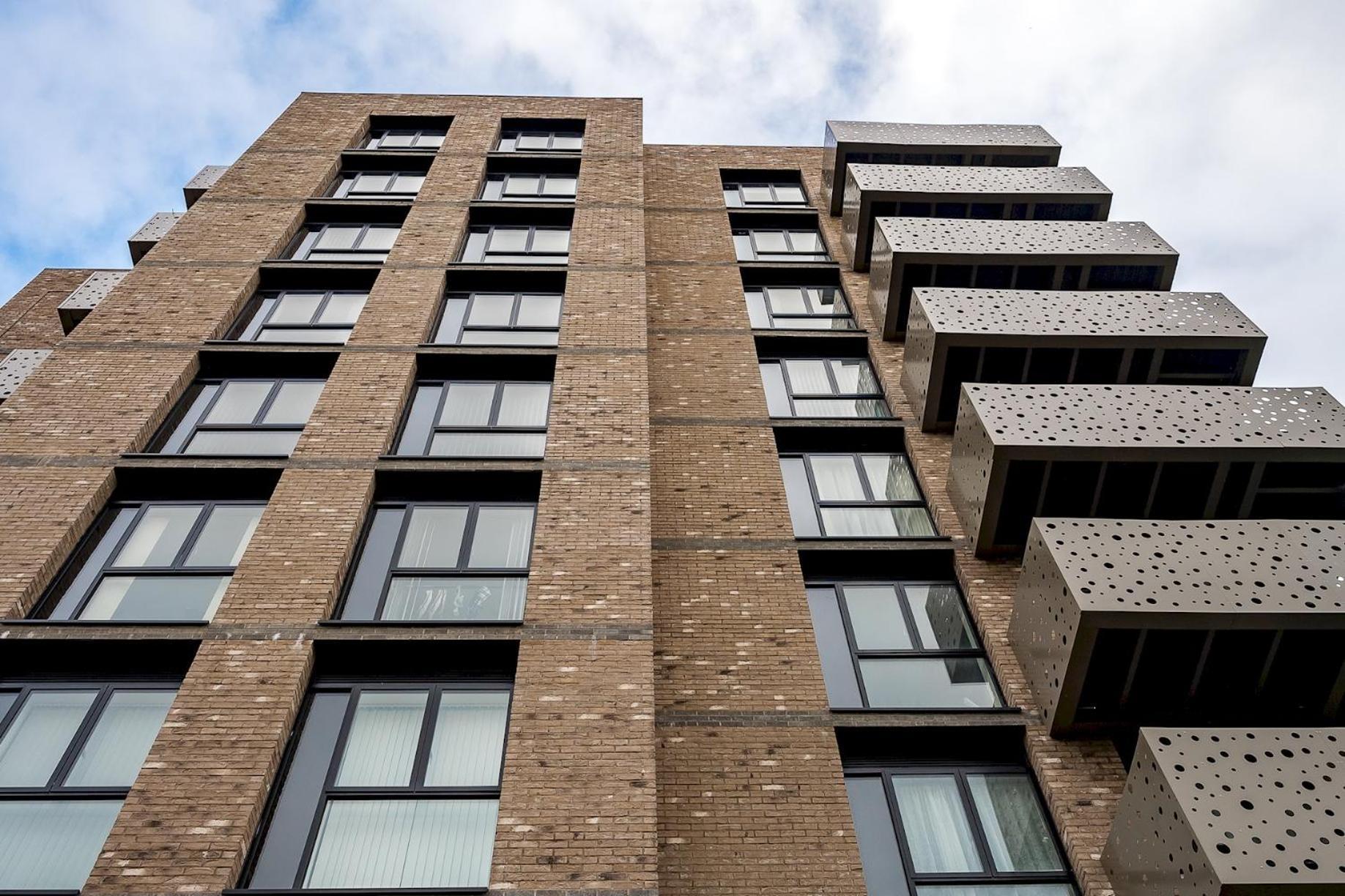 The Salmon - 6 Westminster Park Apartment *