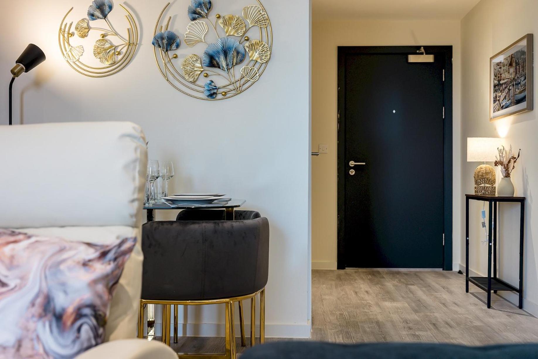 The Salmon - 6 Westminster Park Apartment