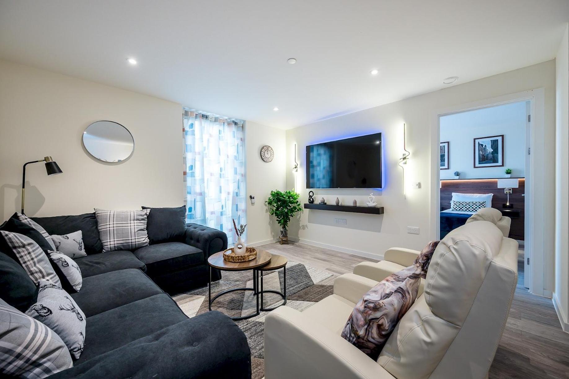 The Salmon - 6 Westminster Park Apartment