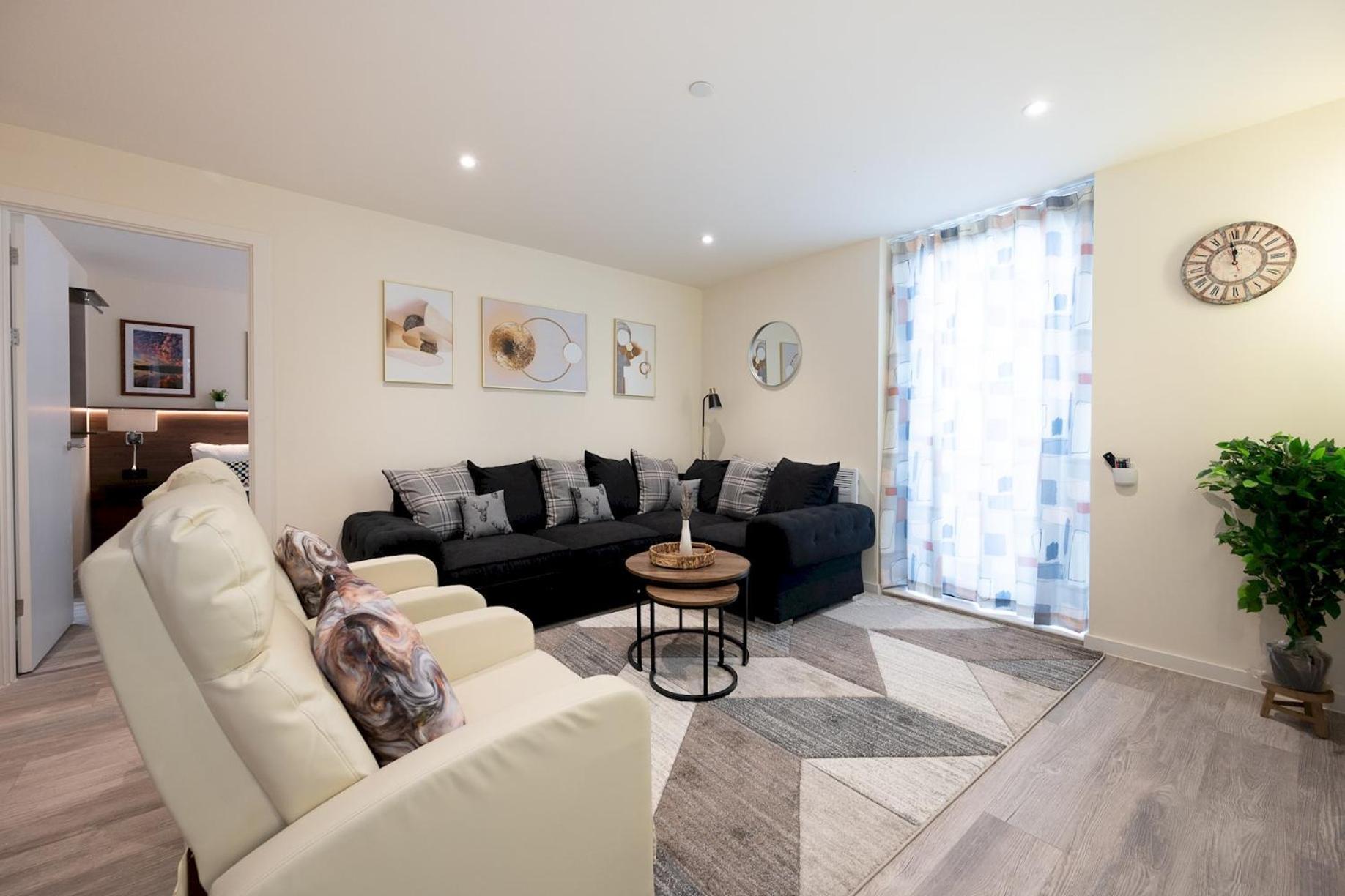 The Salmon - 6 Westminster Park Apartment *
