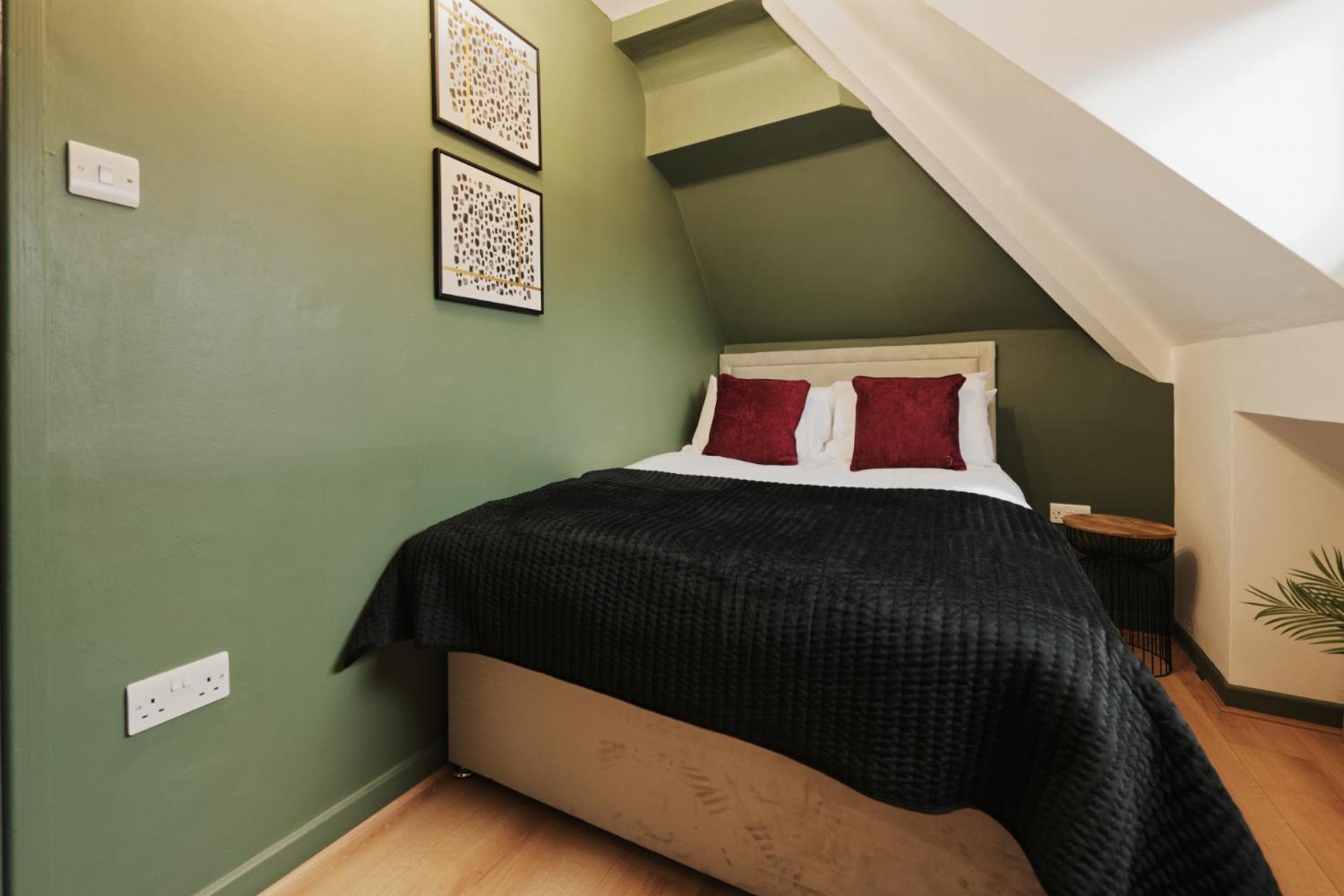 Lamara Deluxe Apartments, *