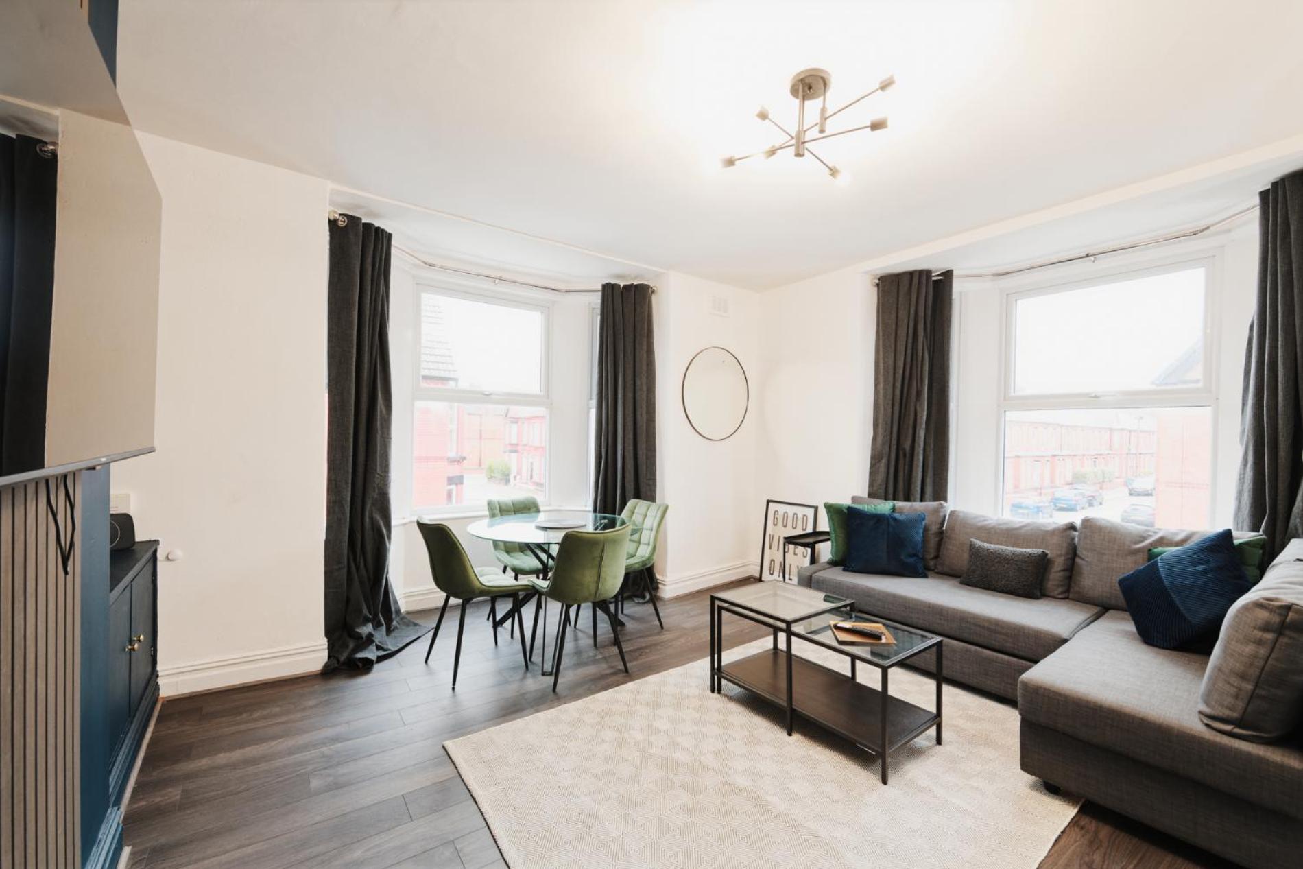 Lamara Deluxe Apartments, *