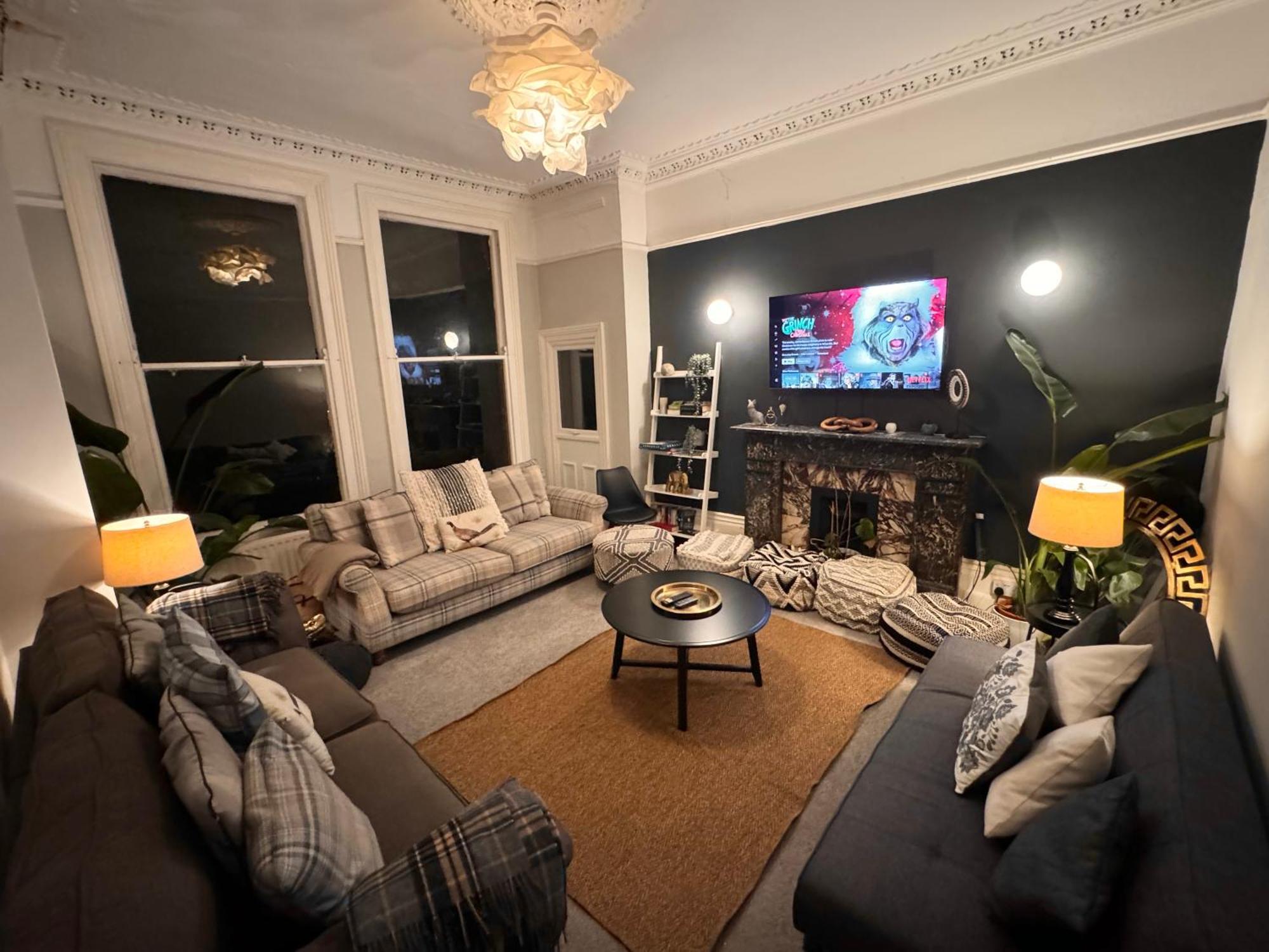 Deluxe Huge Detached House With Parking, Sleeps Up To 30 People, 2m From Centre Holiday home *