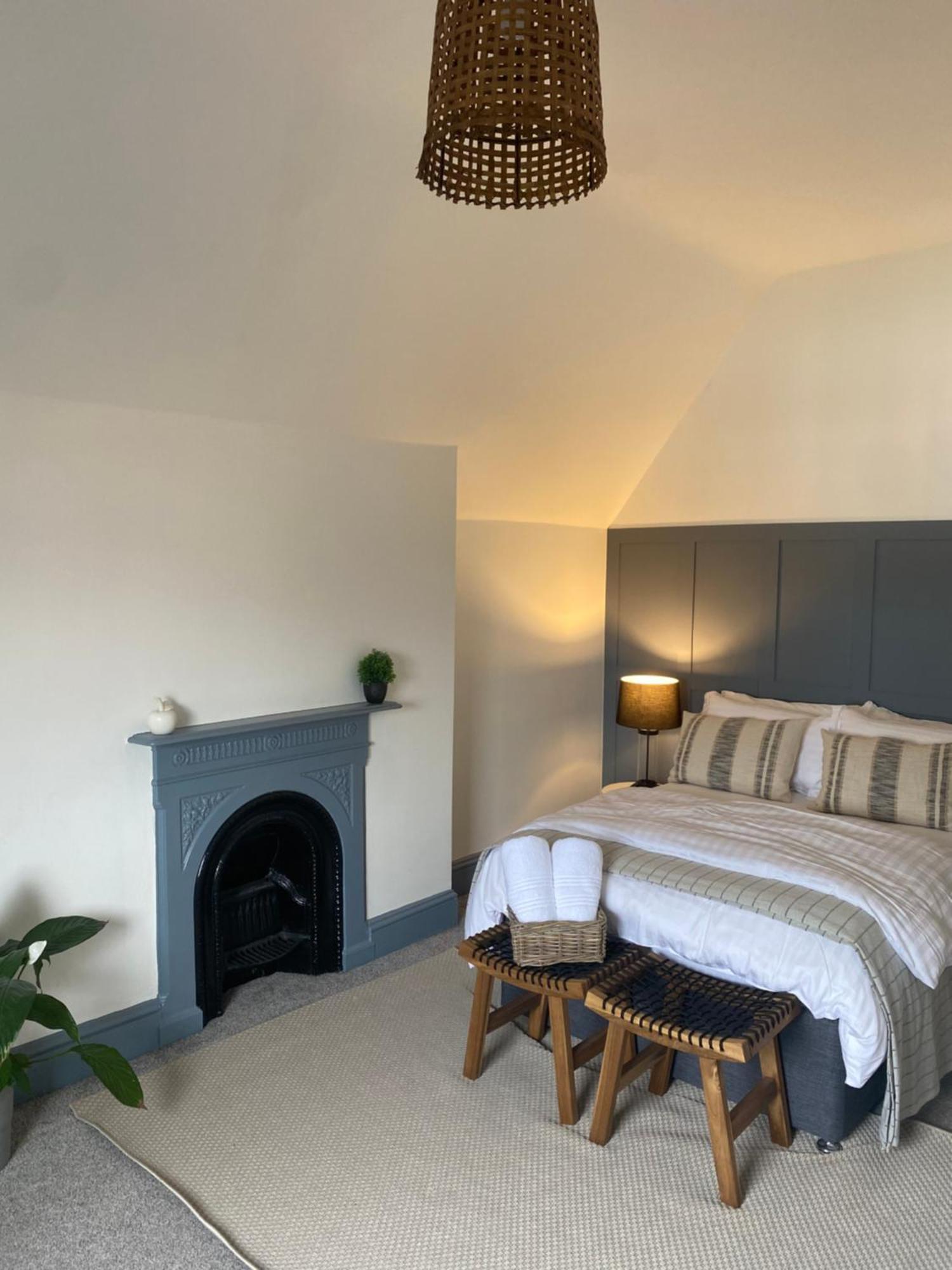 Deluxe Huge Detached House With Parking, Sleeps Up To 30 People, 2m From Centre Holiday home