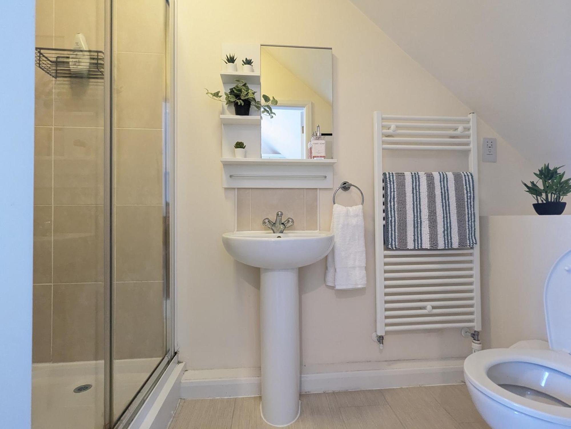 Large 4-bedrooms House Near Centre Free Parking Holiday home